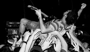 Jeff Rosenstock crowd-surfing